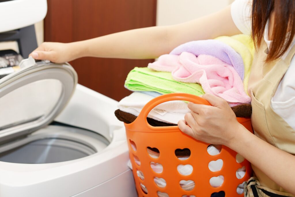 洗濯する主婦